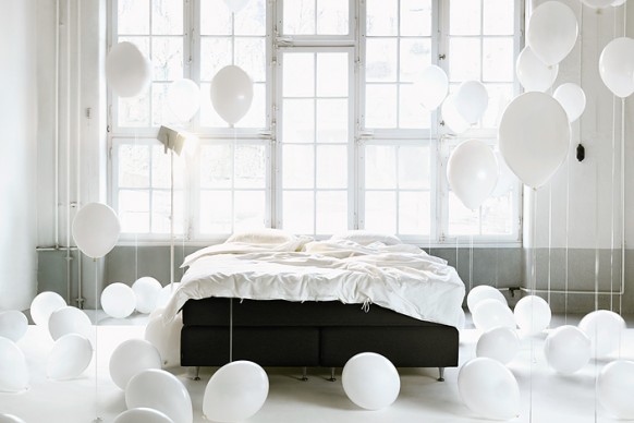 99 white balloons