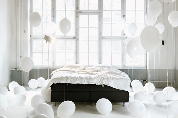 99 white balloons