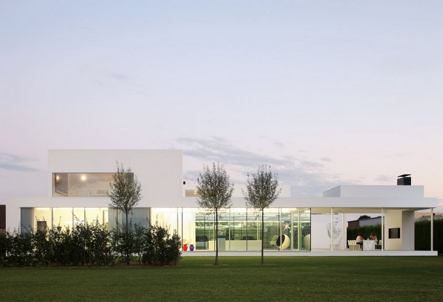 Contemporary White Villa Architecture | Interior Design Ideas