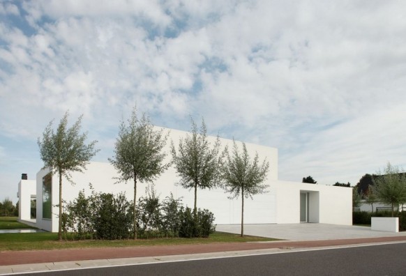 Contemporary Villa VH by Beel Achtergael Architecten front entrance