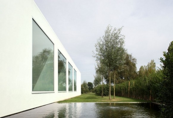 Contemporary Villa VH by Beel Achtergael Architecten garden with water feature