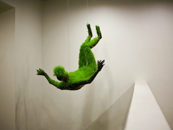 hanging-gras-sculpture
