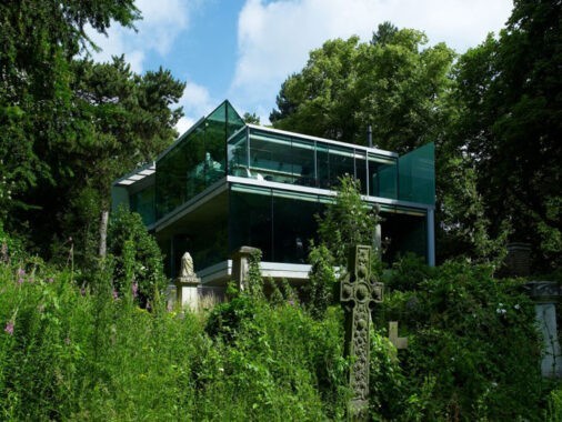 Bizarre: House overlooking a cemetery