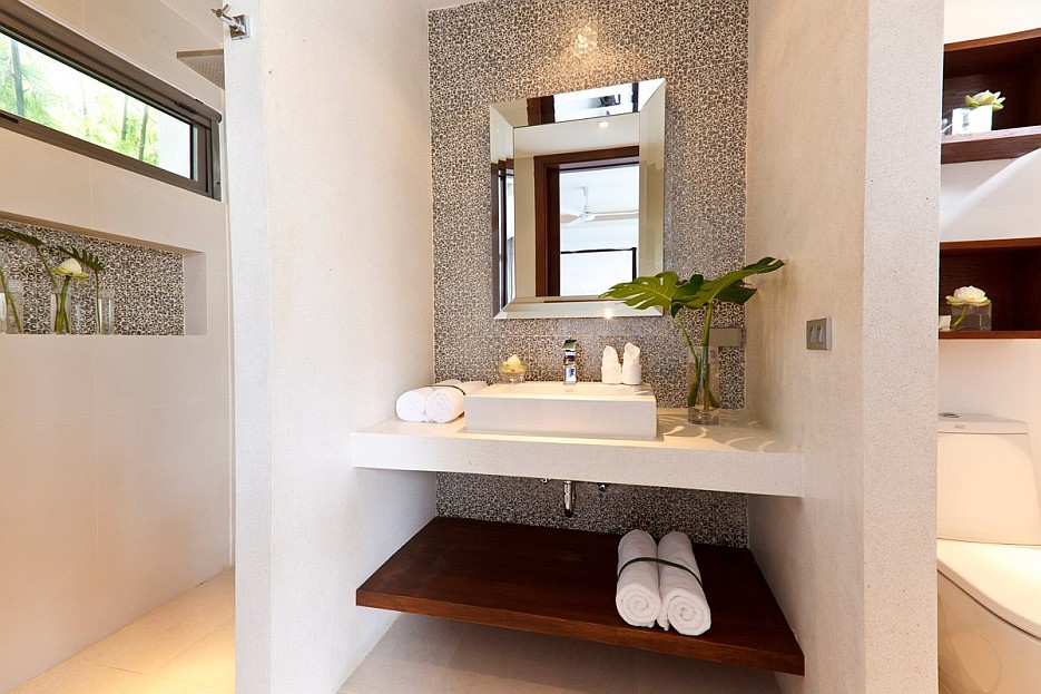 https://www.home-designing.com/wp-content/uploads/2014/03/22-Bathroom-vanity-shelves.jpg