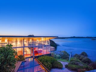 An Amazingly Beautiful Modern Waterfront House From New Zealand