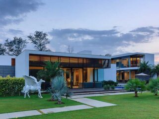 Contemporary New Delhi Villa with Amazing Courtyard and Water Features