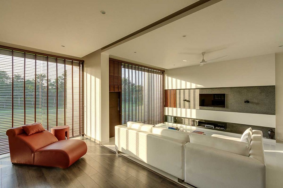Contemporary New Delhi Villa with Amazing Courtyard and Water Features