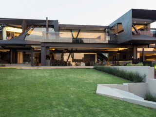 A South African Home that Maximizes Nature Reserve Views