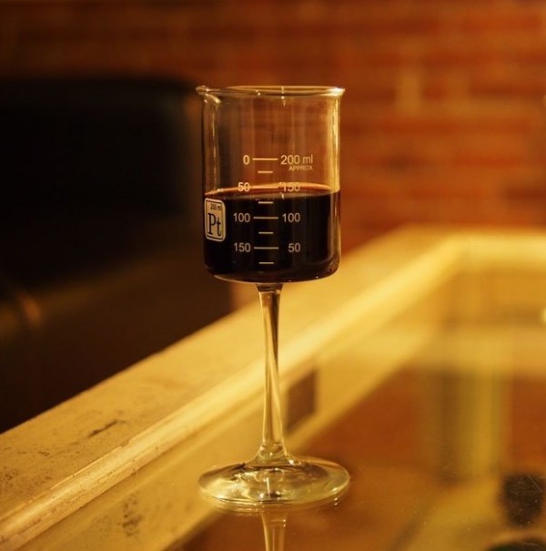 https://www.home-designing.com/wp-content/uploads/2016/01/beaker-wine-glass-gift-idea-600x605.jpg