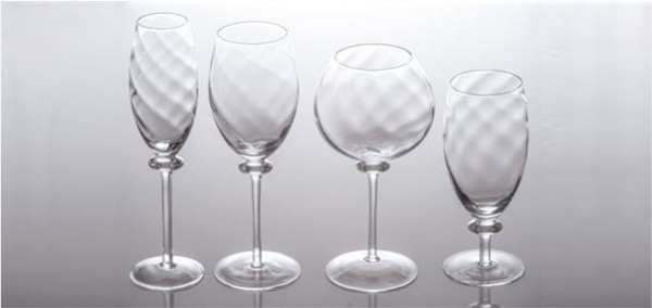 https://www.home-designing.com/wp-content/uploads/2016/01/gorgeous-decorative-wine-glasses-600x284.jpg