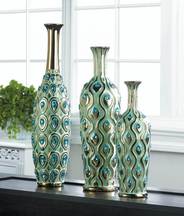 https://www.home-designing.com/wp-content/uploads/2016/11/tail-inspired-vases-peacock-home-decor-600x701.jpg
