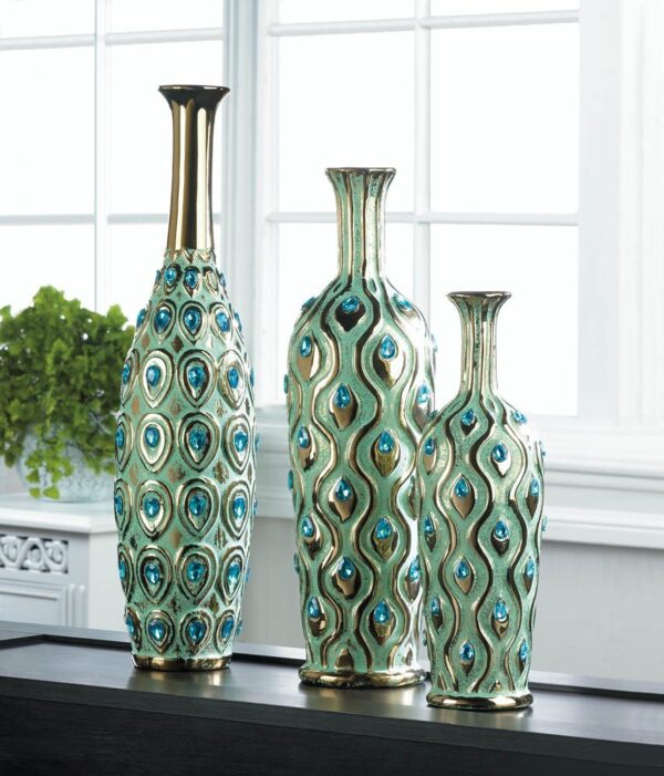 https://www.home-designing.com/wp-content/uploads/2016/11/tail-inspired-vases-peacock-home-decor-600x701.jpg