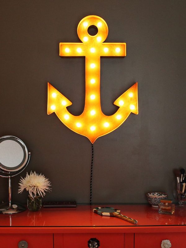 https://www.home-designing.com/wp-content/uploads/2017/01/anchor-light-nautical-theme-decor-600x800.jpg