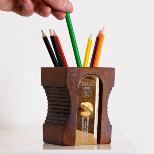 https://www.home-designing.com/wp-content/uploads/2017/01/pencil-sharpener-pen-stand-600x600.jpg