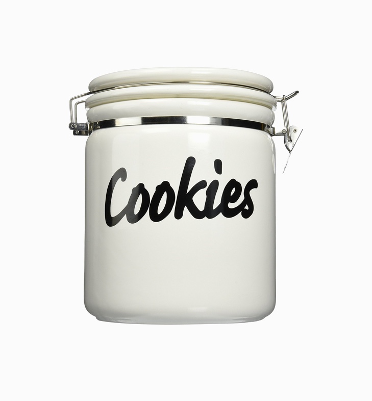 https://www.home-designing.com/wp-content/uploads/2017/03/air-tight-black-and-white-ceramic-cookie-jar.jpg