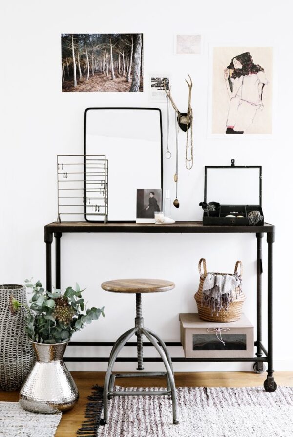 Bedroom outlet vanity chair