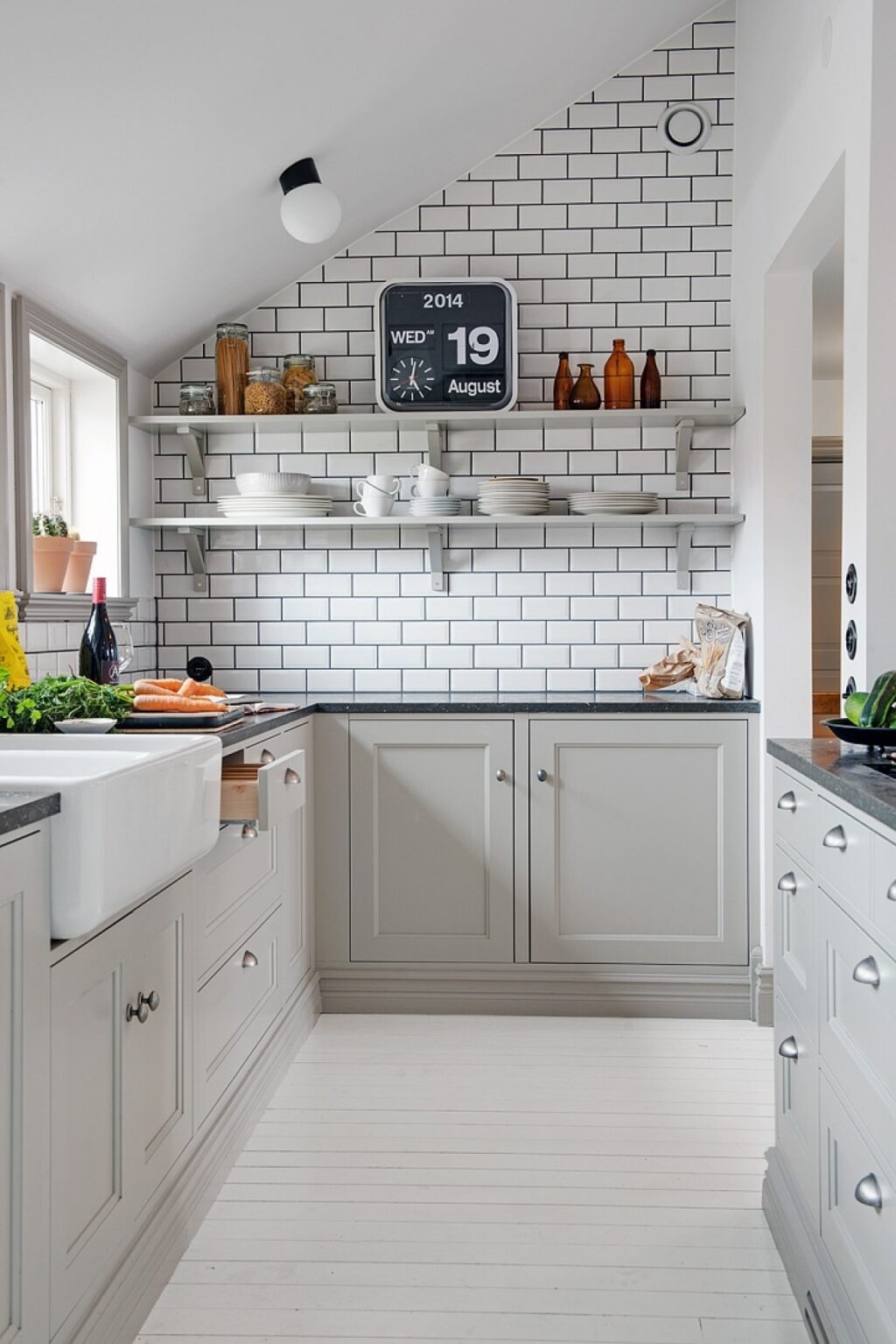Grey horseshoe small kitchen | Interior Design Ideas
