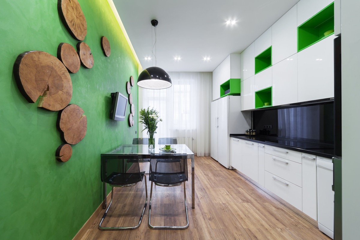 Зеленые обои на кухне. Кухня с зелеными стенами. Салатовые стены на кухне. Салатовая кухня в интерьере. Декор стен на кухне в современном стиле.