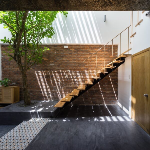 Tropical House Design with Interior Courtyard