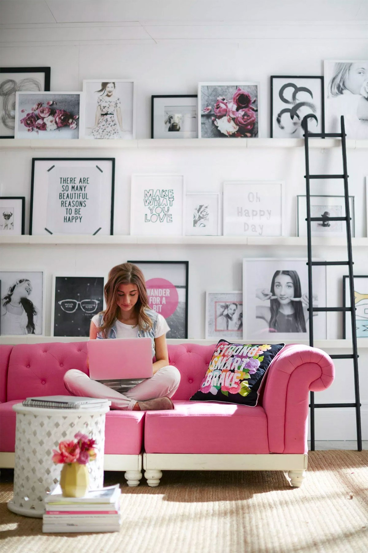 20 Classy and Cheerful Pink Living Rooms