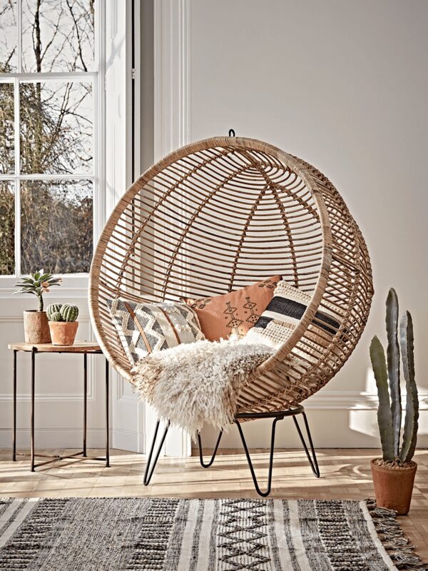 White round table discount with chairs