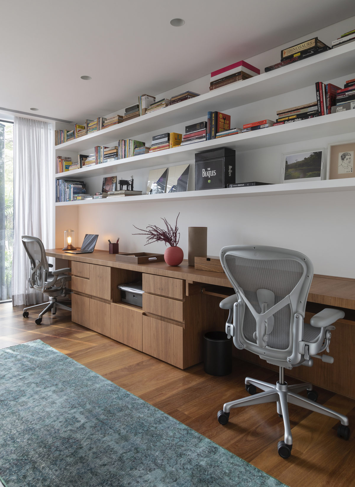 Sidst trompet overflade sensible modern home office design with herman miller aeron computer chairs  | Interior Design Ideas