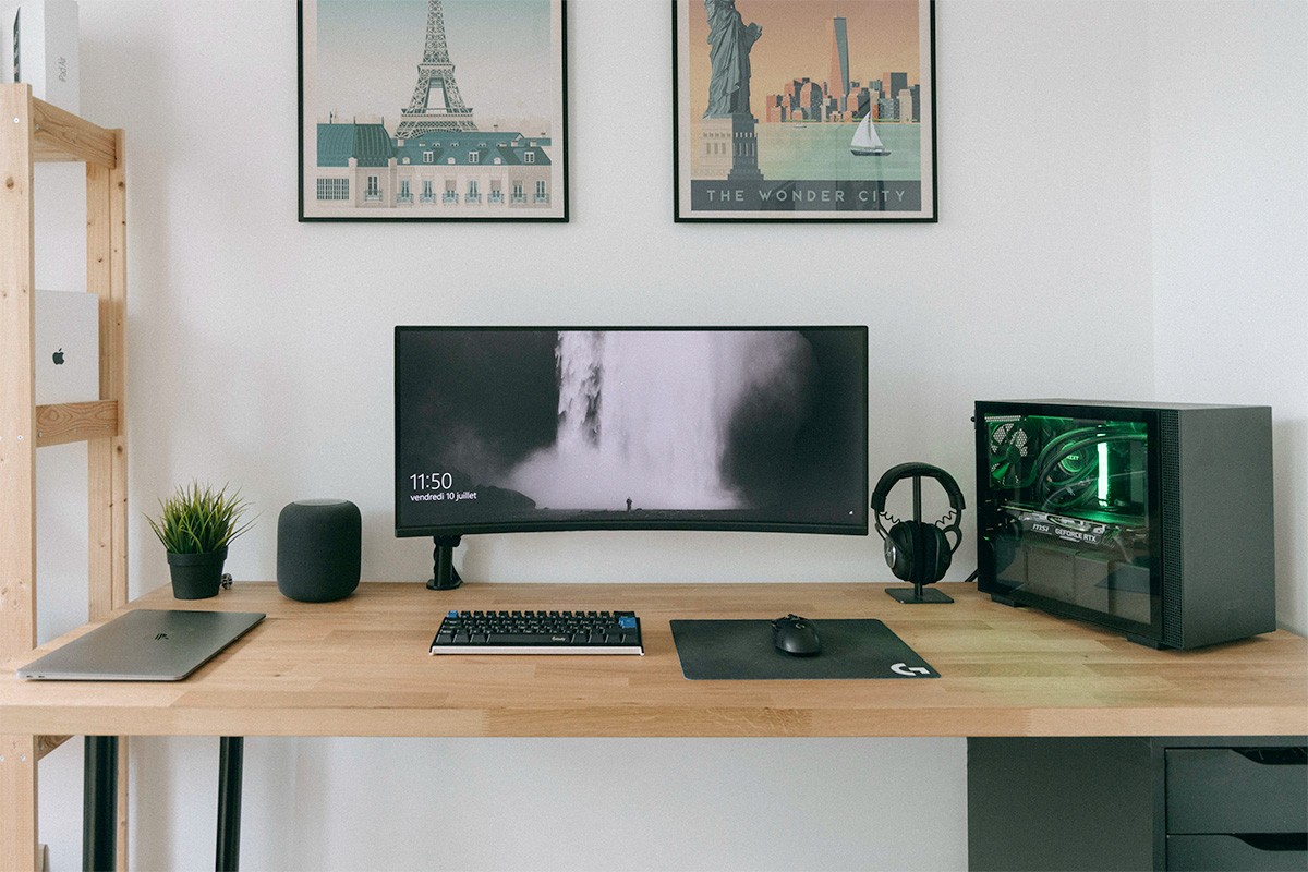 All black desk setups that will inspire you to adapt this modern