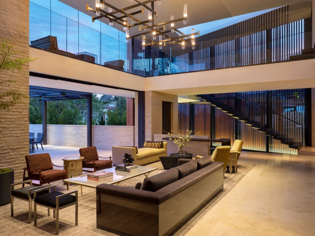 Luxurious Los Angeles Hillside Home With Beautiful Views