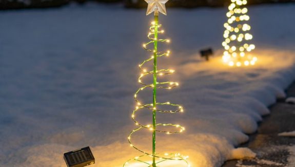 51 Outdoor Christmas Decorations to Help Spread Cheer In Your Neighborhood