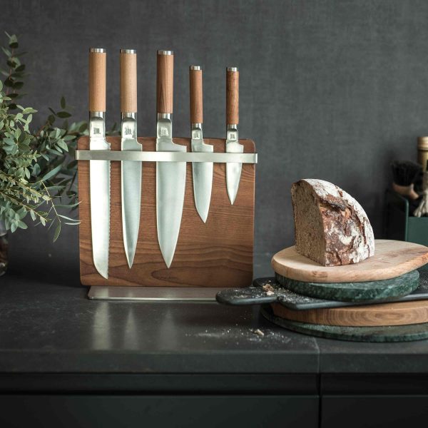 https://www.home-designing.com/wp-content/uploads/2022/01/magnetic-knife-holder-stand-upright-or-wall-mounted-versatile-kitchen-organization-ideas-high-quality-scandinavian-housewarming-gift-ideas-for-chefs-gourmands-foodie-600x600.jpg