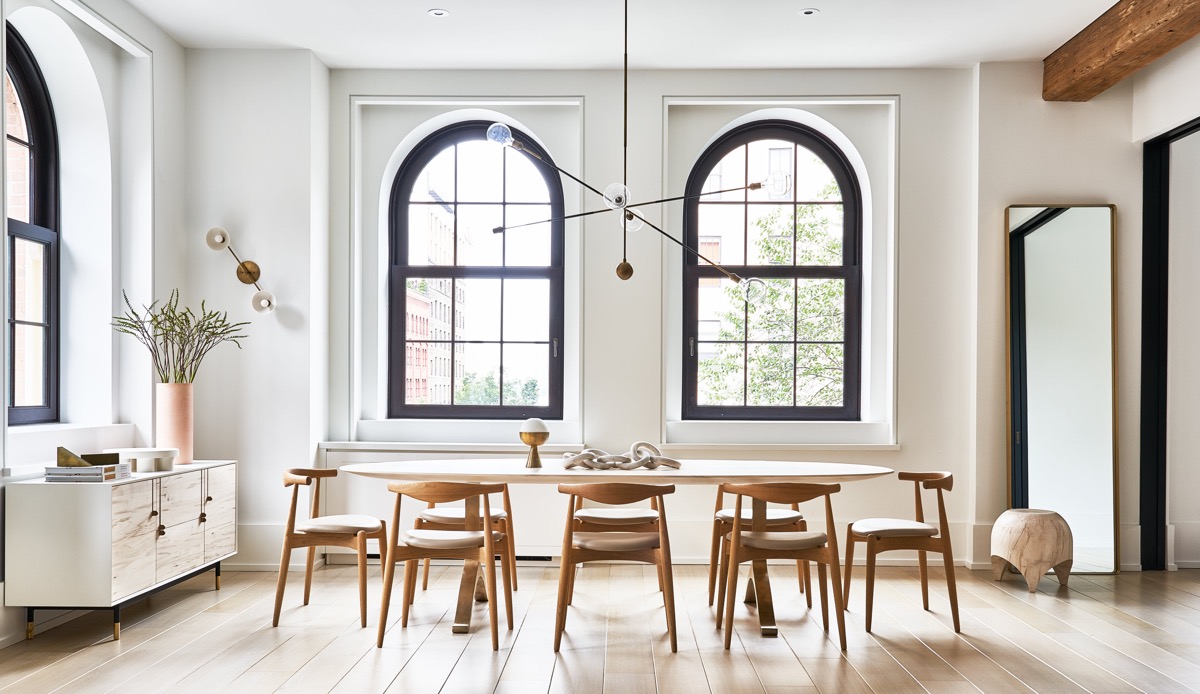 https://www.home-designing.com/wp-content/uploads/2022/05/dining-room-chandelier.jpg
