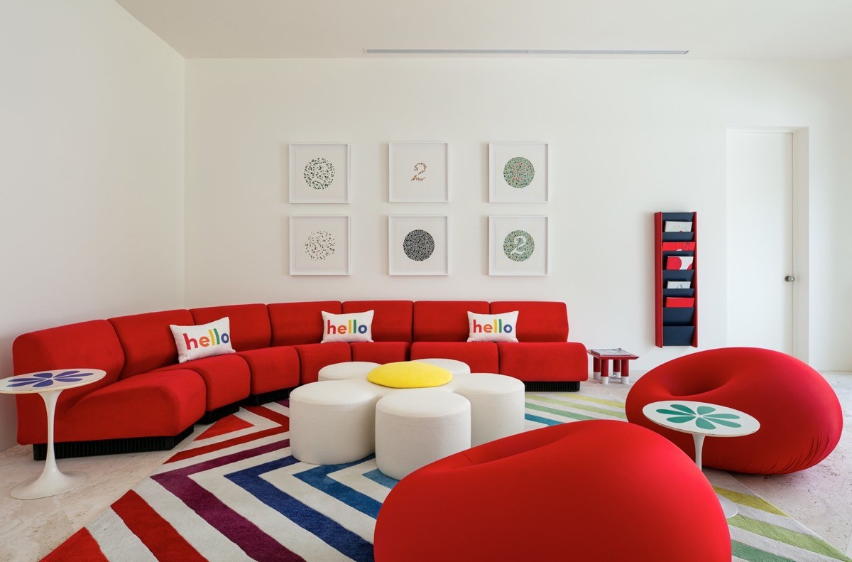 øst Folkeskole grå 40 Red Couch Living Rooms With Tips And Ideas To Design Around The Color