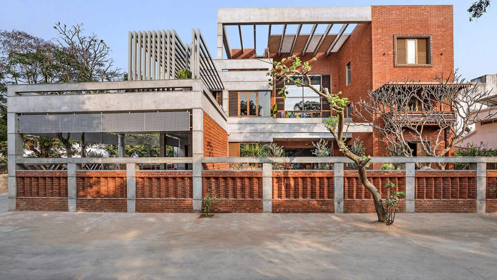 40 Red Brick Houses That Push the Boundaries of Architectural Ingenuity