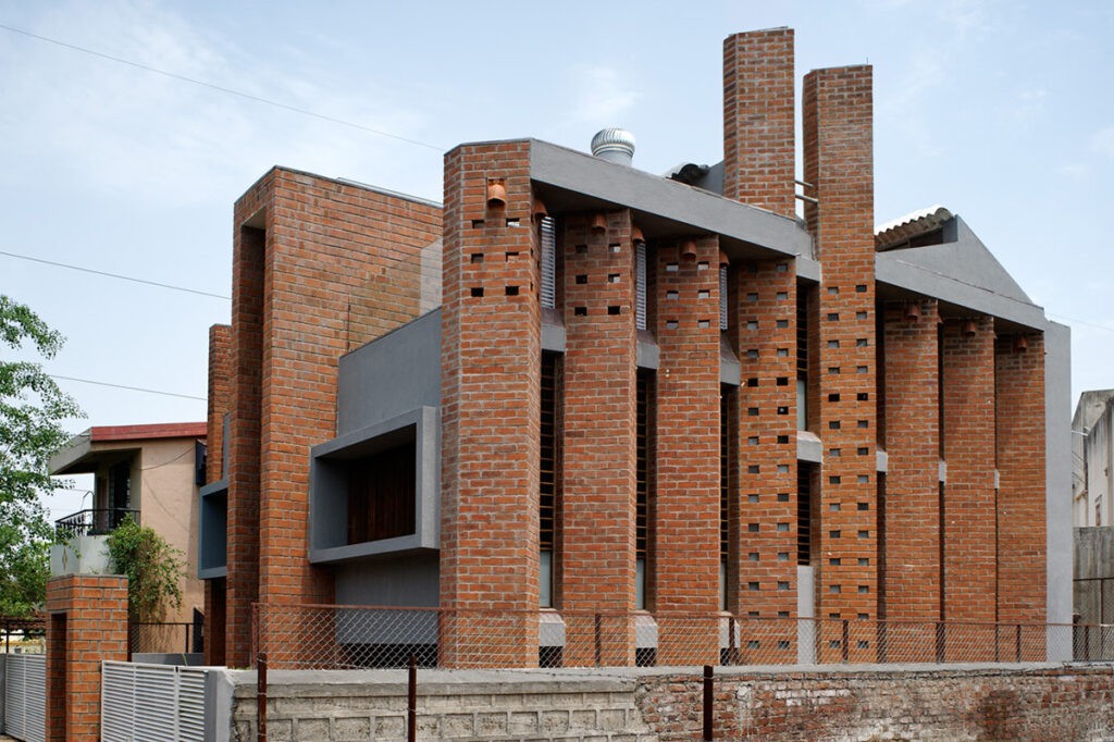 40 Red Brick Houses That Push the Boundaries of Architectural Ingenuity