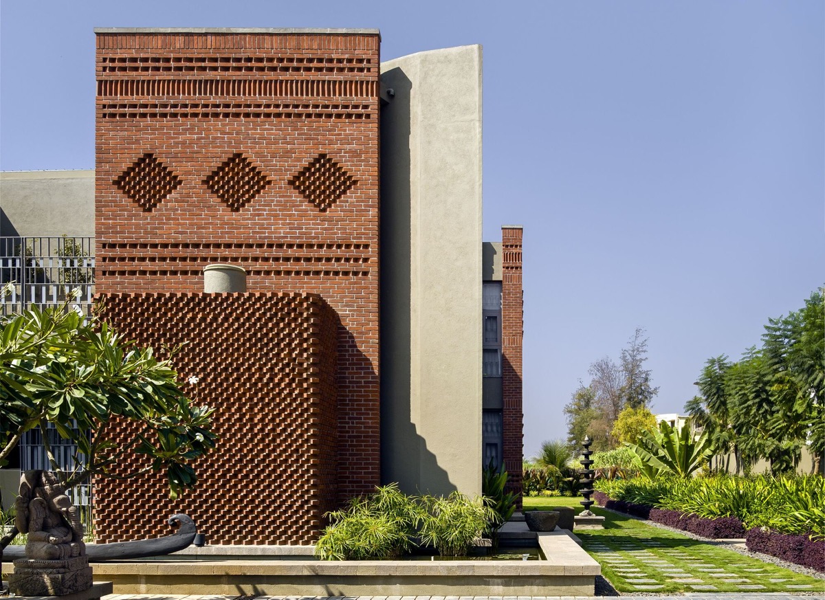 40 Red Brick Houses That Push the Boundaries of Architectural Ingenuity