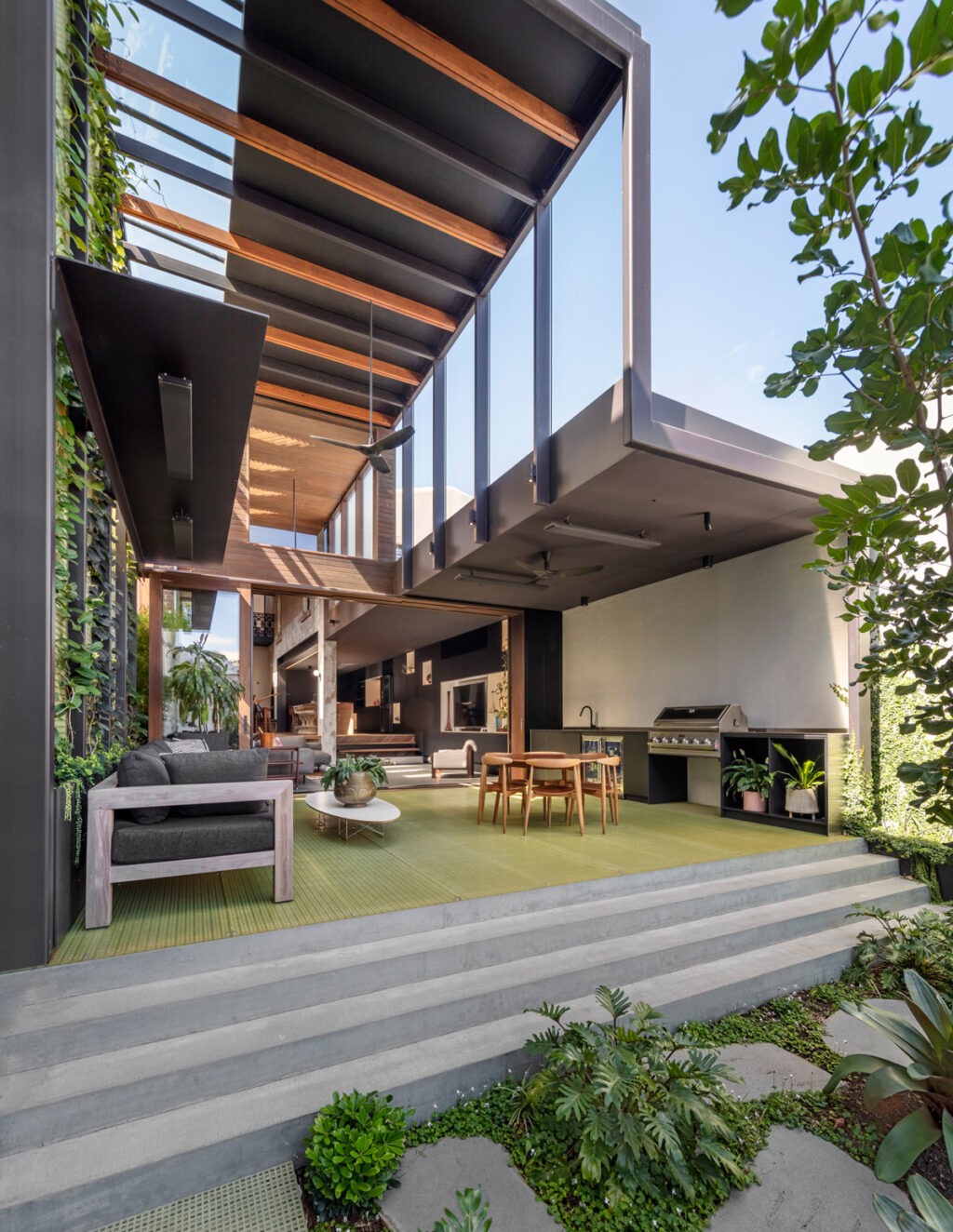 Artful Indoor-Outdoor Home Design In Australia