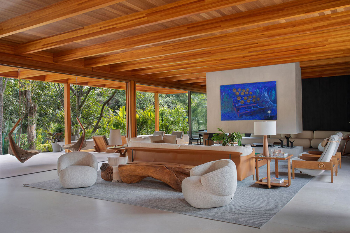 Sustainable Sophistication: A Modern Haven of Wood, Light, and Nature