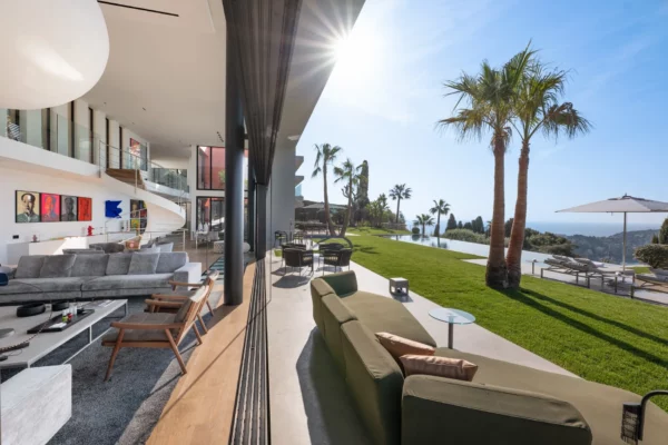 A Modern Villa of Light and Luxury on the French Riviera [Video]