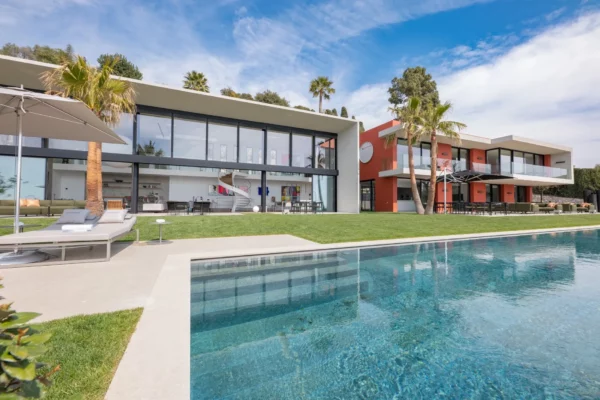 A Modern Villa of Light and Luxury on the French Riviera [Video]