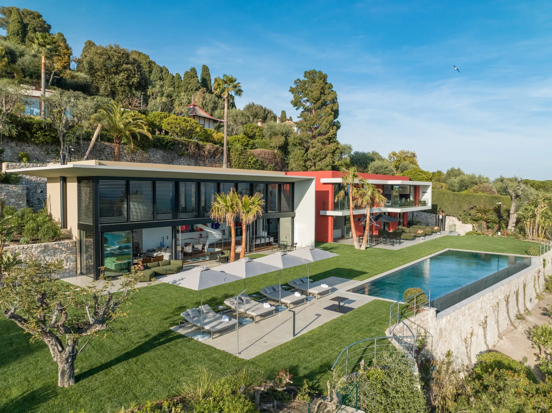 A Modern Villa of Light and Luxury on the French Riviera [Video]