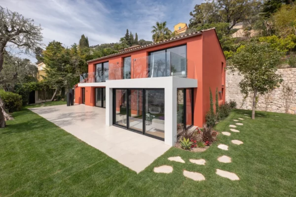 A Modern Villa of Light and Luxury on the French Riviera [Video]