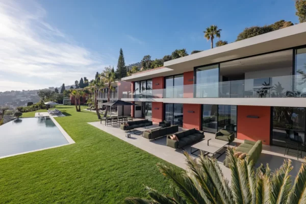 A Modern Villa of Light and Luxury on the French Riviera [Video]