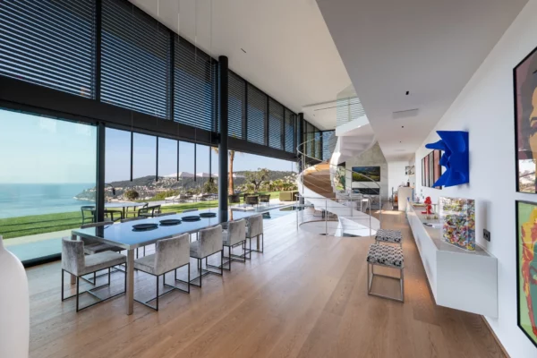 A Modern Villa of Light and Luxury on the French Riviera [Video]