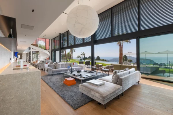 A Modern Villa of Light and Luxury on the French Riviera [Video]