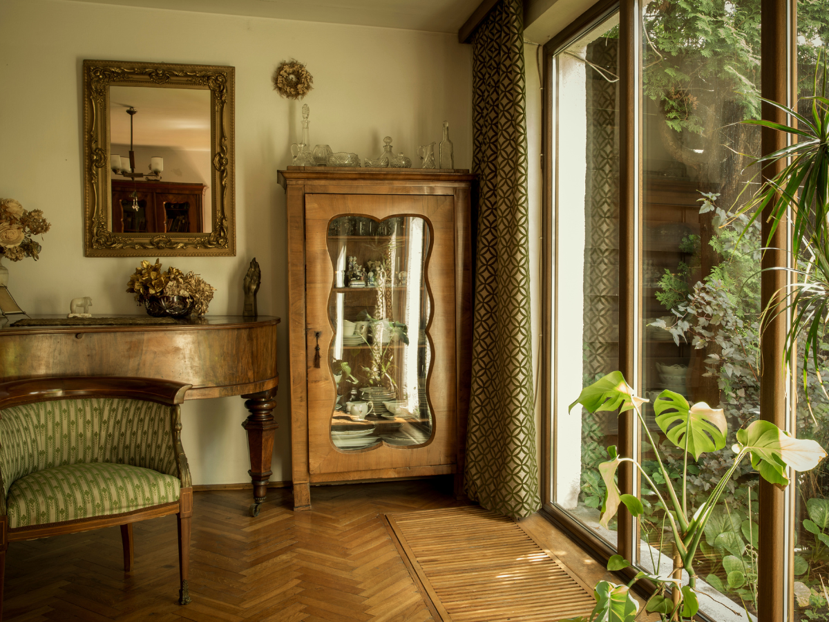 Rustic Living Room With Antique Mirror | Interior Design Ideas